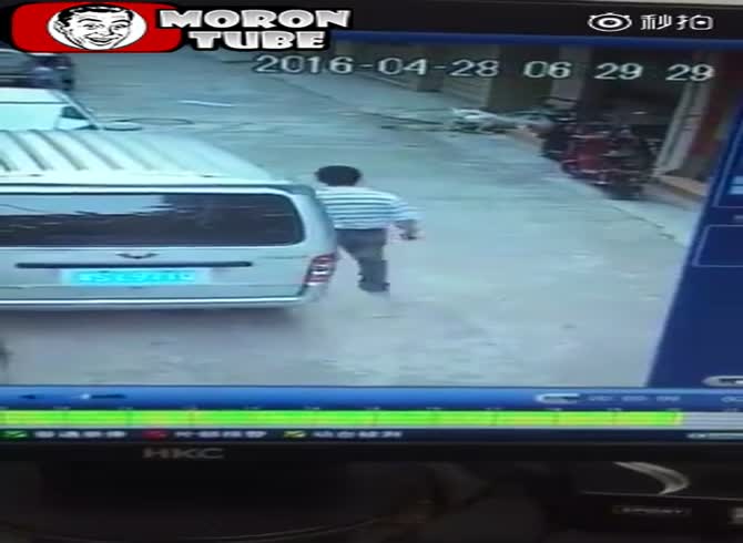 Video :A youngster in China is attacked by three savage dogs